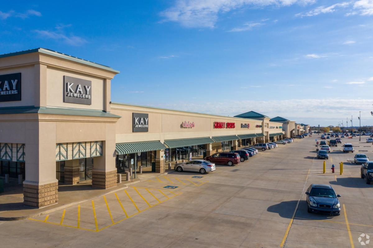 Pioneer Square Shopping Center - Stillwater