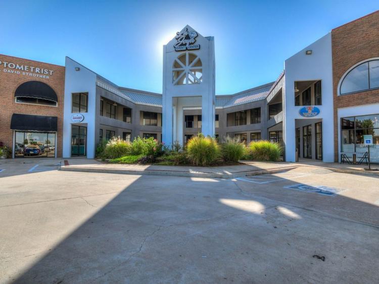 MacArthur Court retail spaces for Lease, Warr Acres, OK