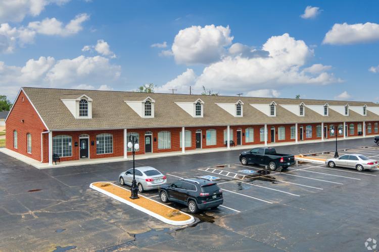 space for lease retail / office Shopping Center, Moore Ok exterior photo 