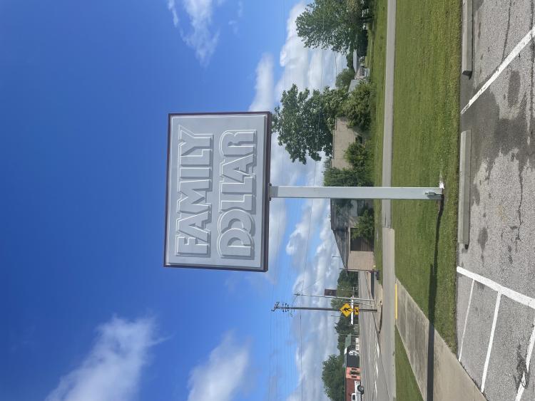 retail building for sublease in Porum, Oklahoma pylon sign